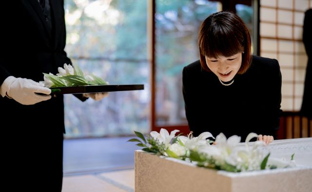 杏和セレモニーが保土ヶ谷区で納棺の儀を行う女性が故人へ最後の別れをする場面