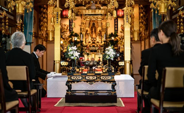 保土ヶ谷区で杏和セレモニーが本堂で通夜礼を執り行う遺族と祭壇の風景