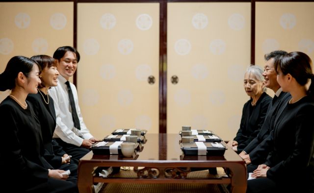 保土ヶ谷区で杏和セレモニーが親族一同と通夜の席で最後の弔いを行う様子