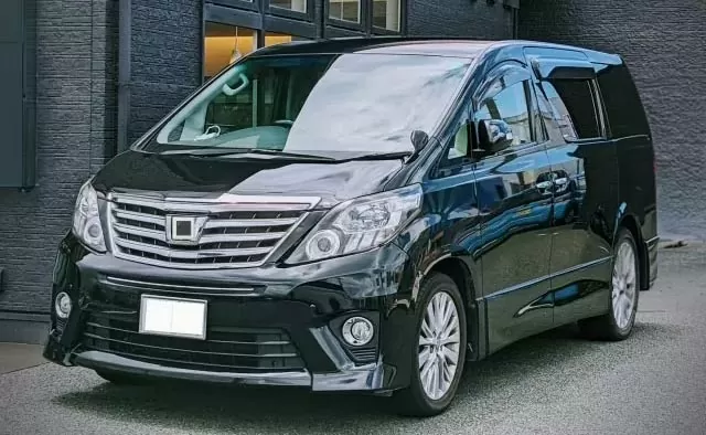 杏和セレモニーの黒い霊柩車が保土ヶ谷区の式場前に搬送待ちしている車両