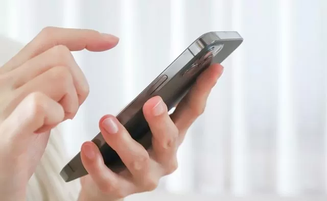 保土ヶ谷区で通話して葬儀相談をする様子を杏和セレモニーが案内している画像